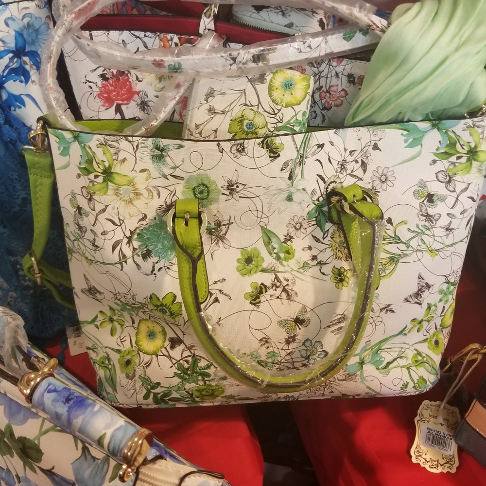 Beautiful tote purse with matching wallet